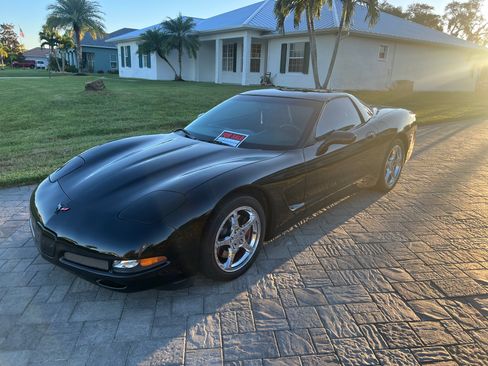 Used 1997 Chevrolet Corvette Coupe w/ Memory Pkg image 1