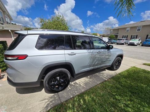 Used 2024 Jeep Grand Cherokee L Laredo image 1