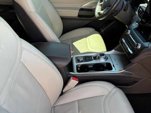 Used 2020 Ford Explorer Platinum w/ Premium Technology Package AWD/4WD image 9