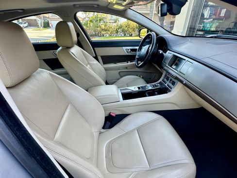Used 2013 Jaguar XF RWD image 5