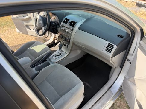 Used 2011 Toyota Corolla LE FWD image 6