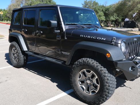 Used 2017 Jeep Wrangler Unlimited Rubicon w/ Connectivity Group image 5