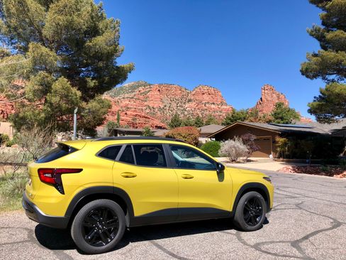 Used 2024 Chevrolet Trax ACTIV w/ Sunroof Package image 2