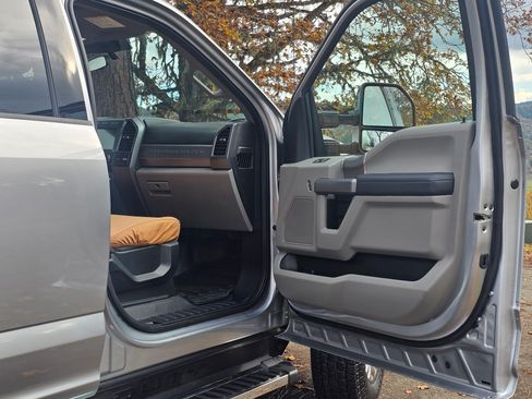 Used 2021 Ford F250 XLT w/ XLT Premium Package image 13