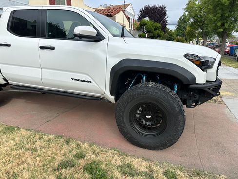 Used 2024 Toyota Tacoma TRD Off-Road w/ TRD Off Road Premium Package AWD/4WD image 6
