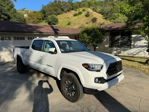 Used 2018 Toyota Tacoma SR5 image 2