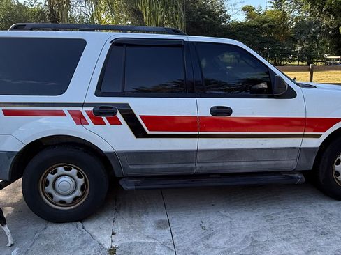 Used 2010 Ford Expedition XLT image 1