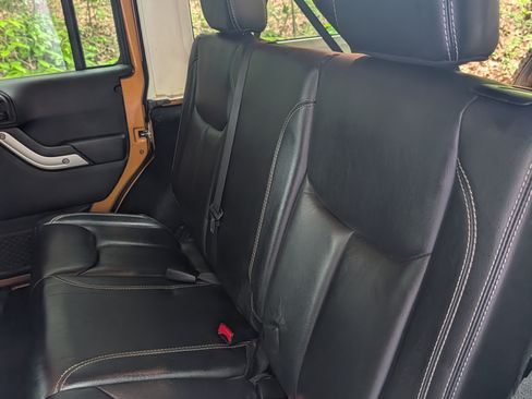 Used 2014 Jeep Wrangler Unlimited Rubicon w/ Connectivity Group AWD/4WD image 14