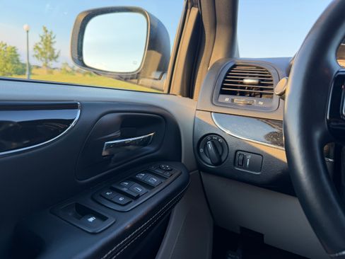 Used 2014 Dodge Grand Caravan SE FWD image 5
