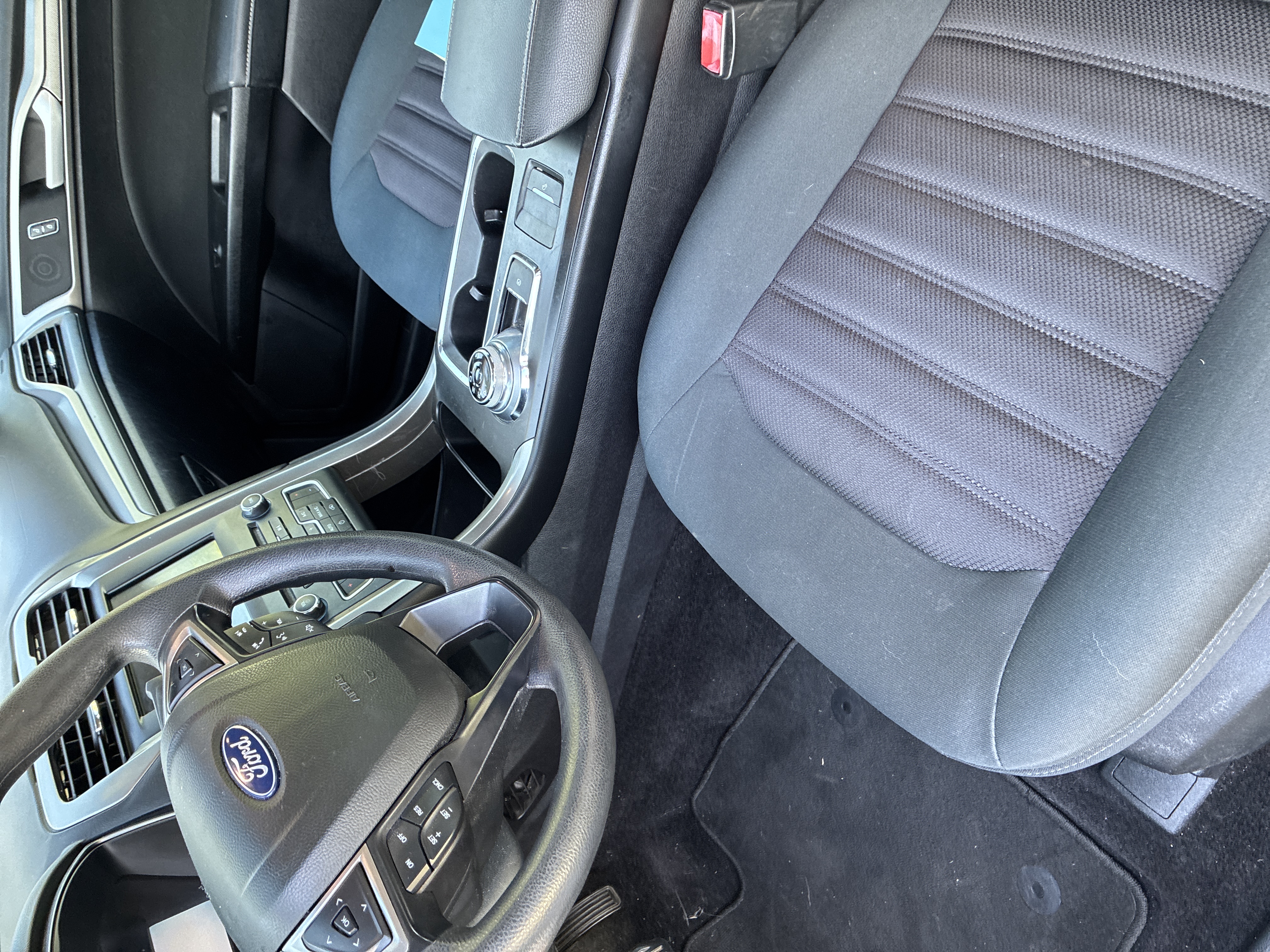 Used 2018 Ford Fusion SE w/ Fusion SE Technology Package FWD image 9