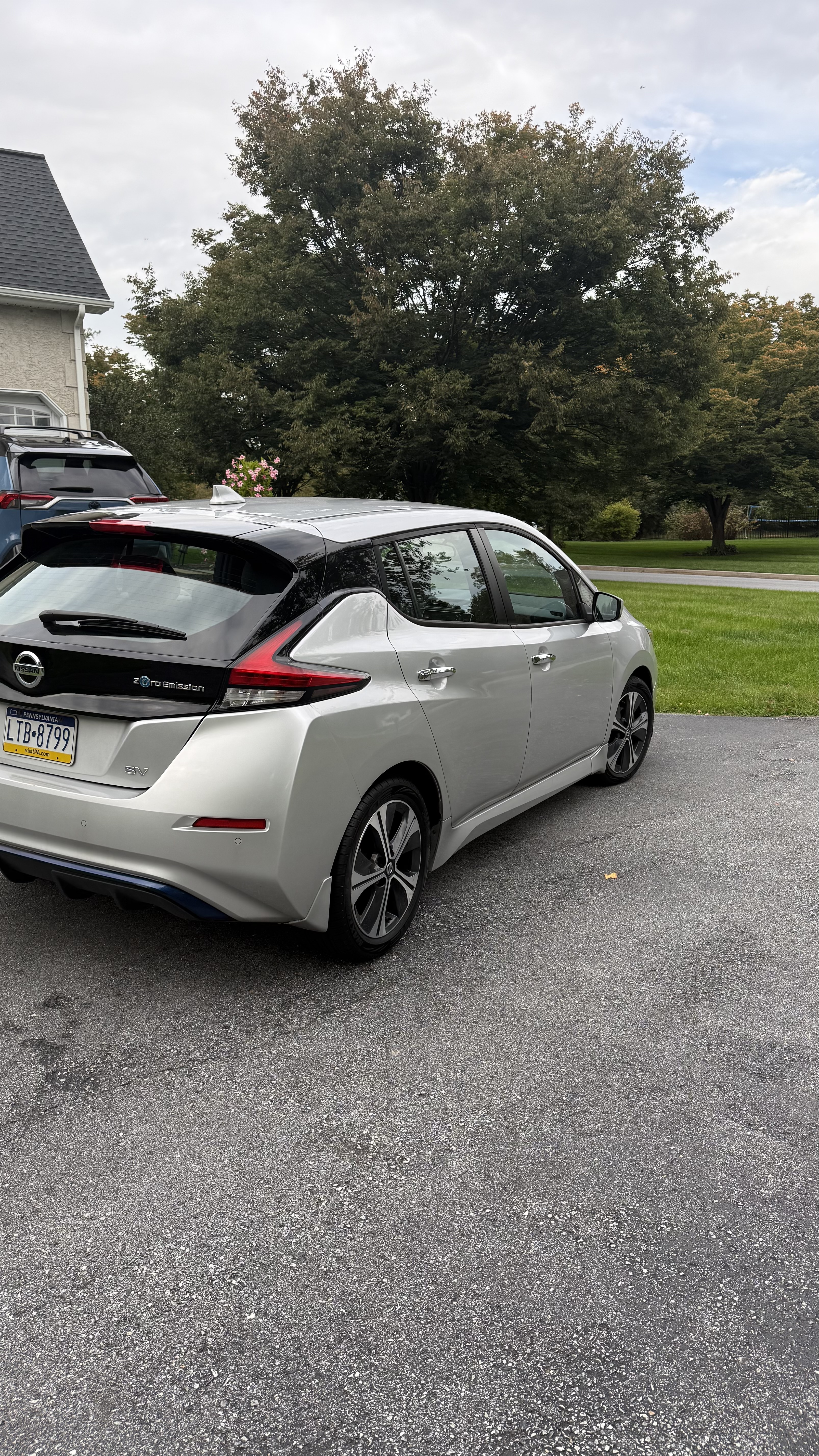 Used 2022 Nissan Leaf SV FWD image 4