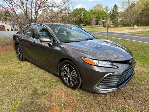 Used 2021 Toyota Camry XLE image 4