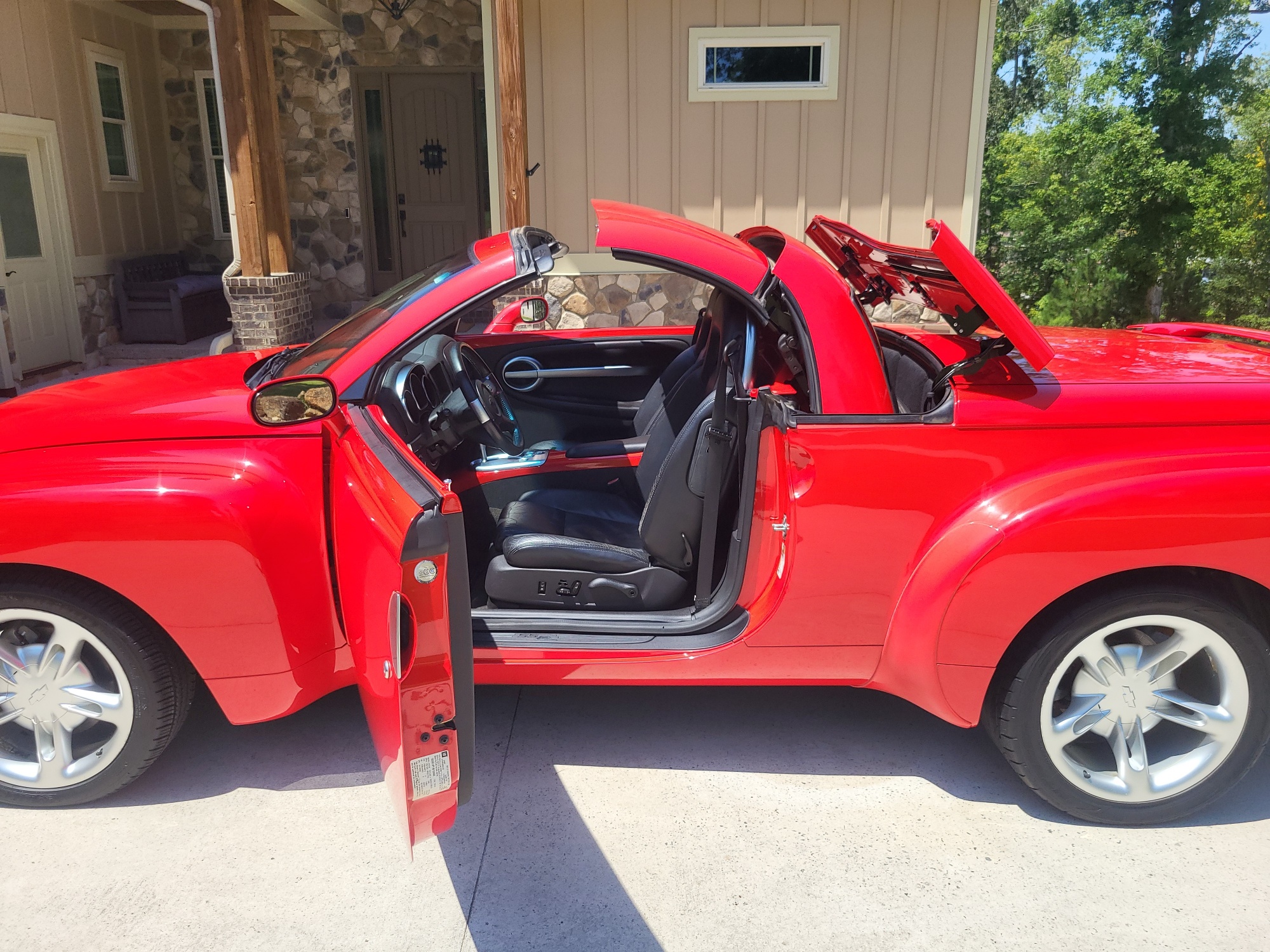 Used 2004 Chevrolet SSR w/ Preferred Equipment Group RWD image 1
