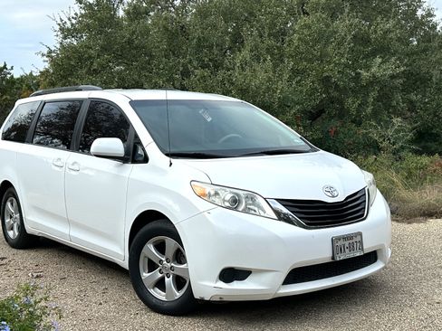 Used 2014 Toyota Sienna LE image 4