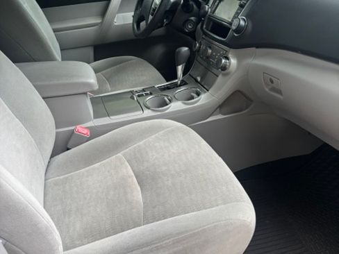 Used 2013 Toyota Highlander Plus AWD/4WD image 5