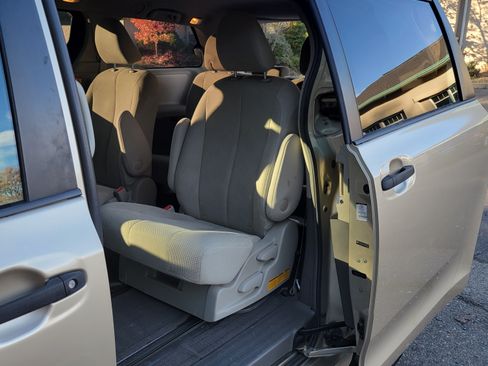Used 2011 Toyota Sienna CE image 12