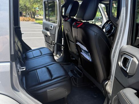 Used 2018 Jeep Wrangler Unlimited Sahara AWD/4WD image 9