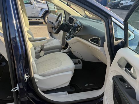 Used 2017 Chrysler Pacifica Touring Plus image 8