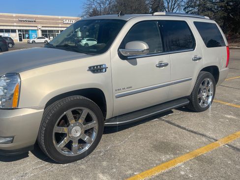 Used 2011 Cadillac Escalade Luxury image 4