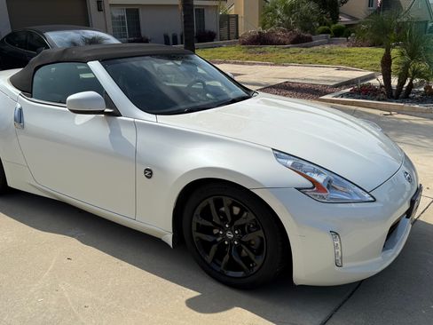 Used 2016 Nissan 370Z Touring image 4