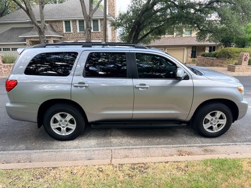 Used 2017 Toyota Sequoia SR5 w/ Premium Package RWD image 6