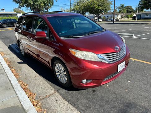 Used 2015 Toyota Sienna XLE w/ XLE Navigation Package AWD/4WD image 11