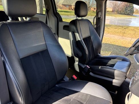 Used 2018 Dodge Grand Caravan SXT image 8