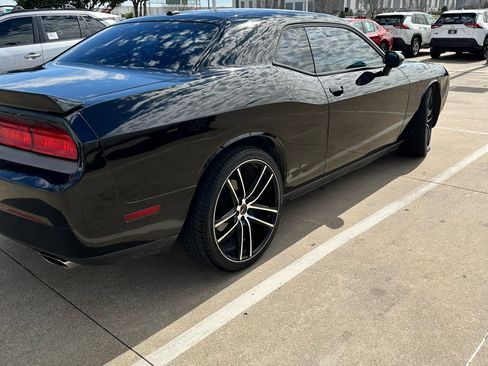 Used 2014 Dodge Challenger SXT image 6