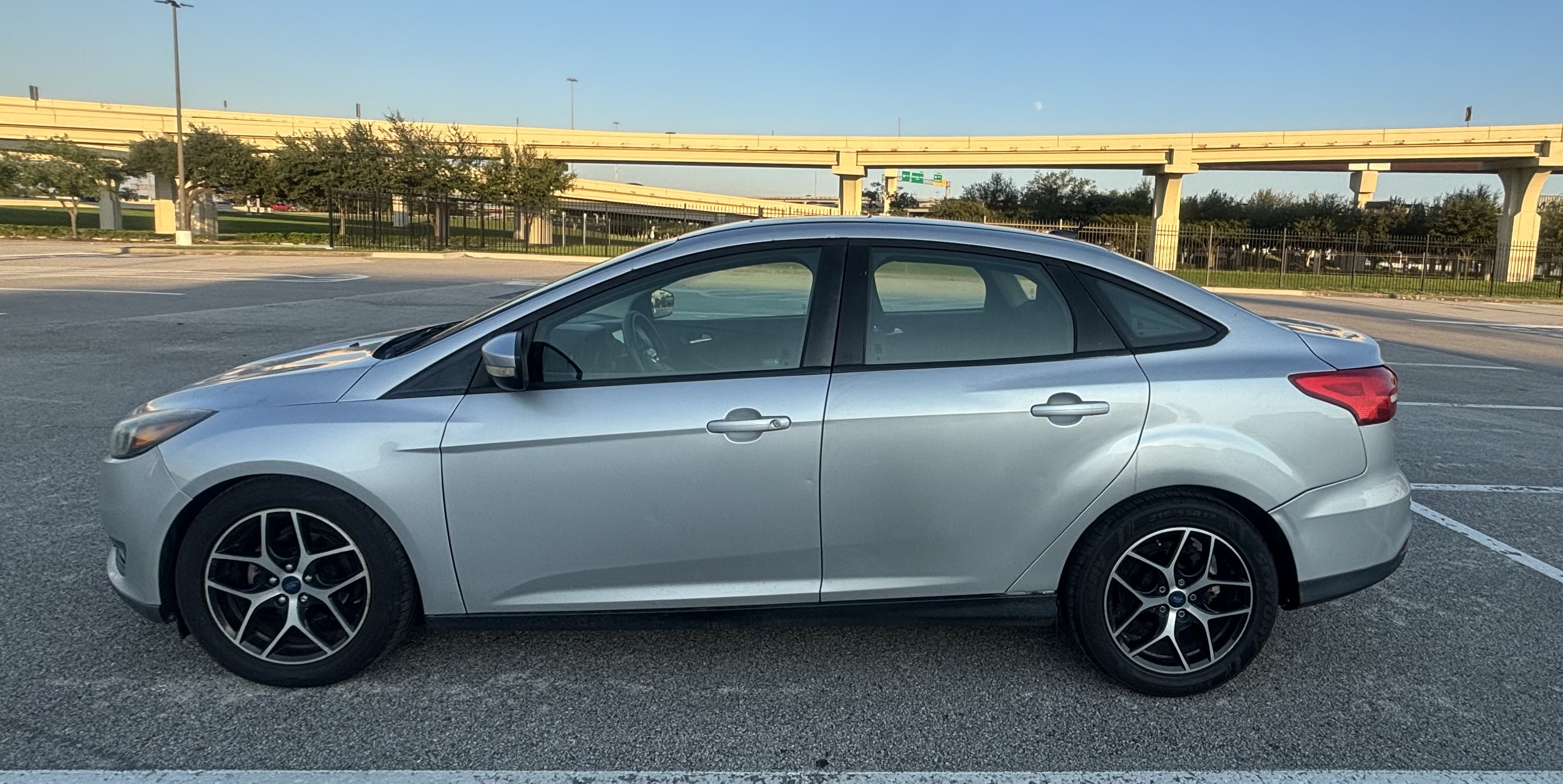 Used 2016 Ford Focus SE FWD image 1