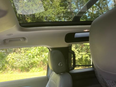 Used 2023 Land Rover Defender 90 S image 18