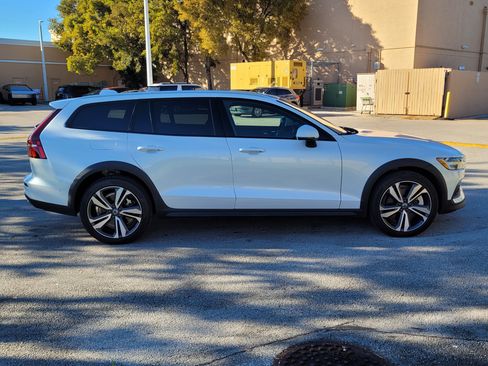 Used 2025 Volvo V60 B5 Cross Country Plus image 5