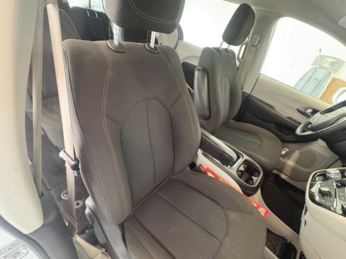 Used 2020 Chrysler Pacifica Touring w/ Tire & Wheel Group FWD image 14