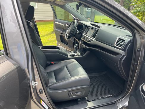Used 2019 Toyota Highlander XLE image 13