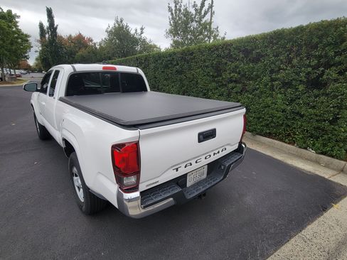 Used 2018 Toyota Tacoma SR5 image 5