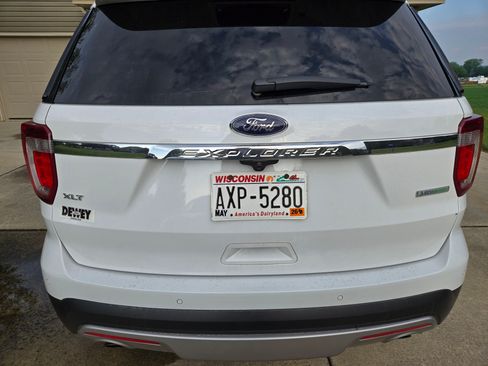 Used 2017 Ford Explorer XLT image 10