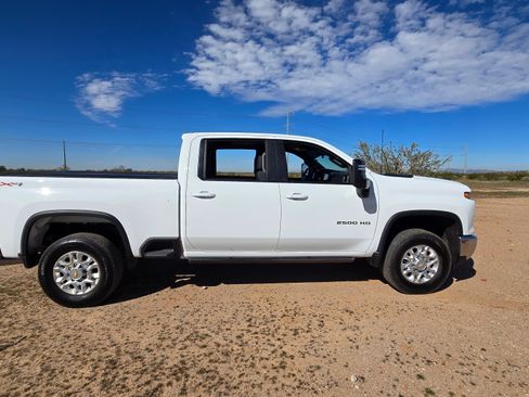 Used 2024 Chevrolet Silverado 2500 LT w/ Convenience Package image 2
