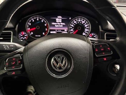 Used 2013 Volkswagen Touareg Sport image 2