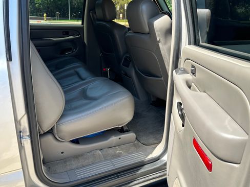 Used 2005 Chevrolet Suburban LS w/ Preferred Equipment Group image 9