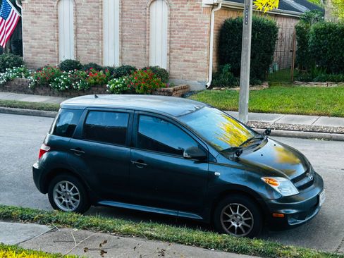 Used 2006 Scion xA Hatchback 4D image 1