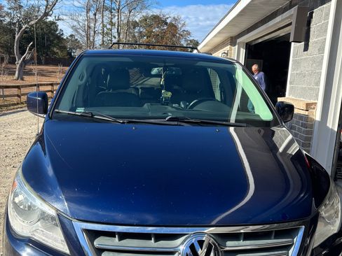 Used 2013 Volkswagen Routan SE image 2