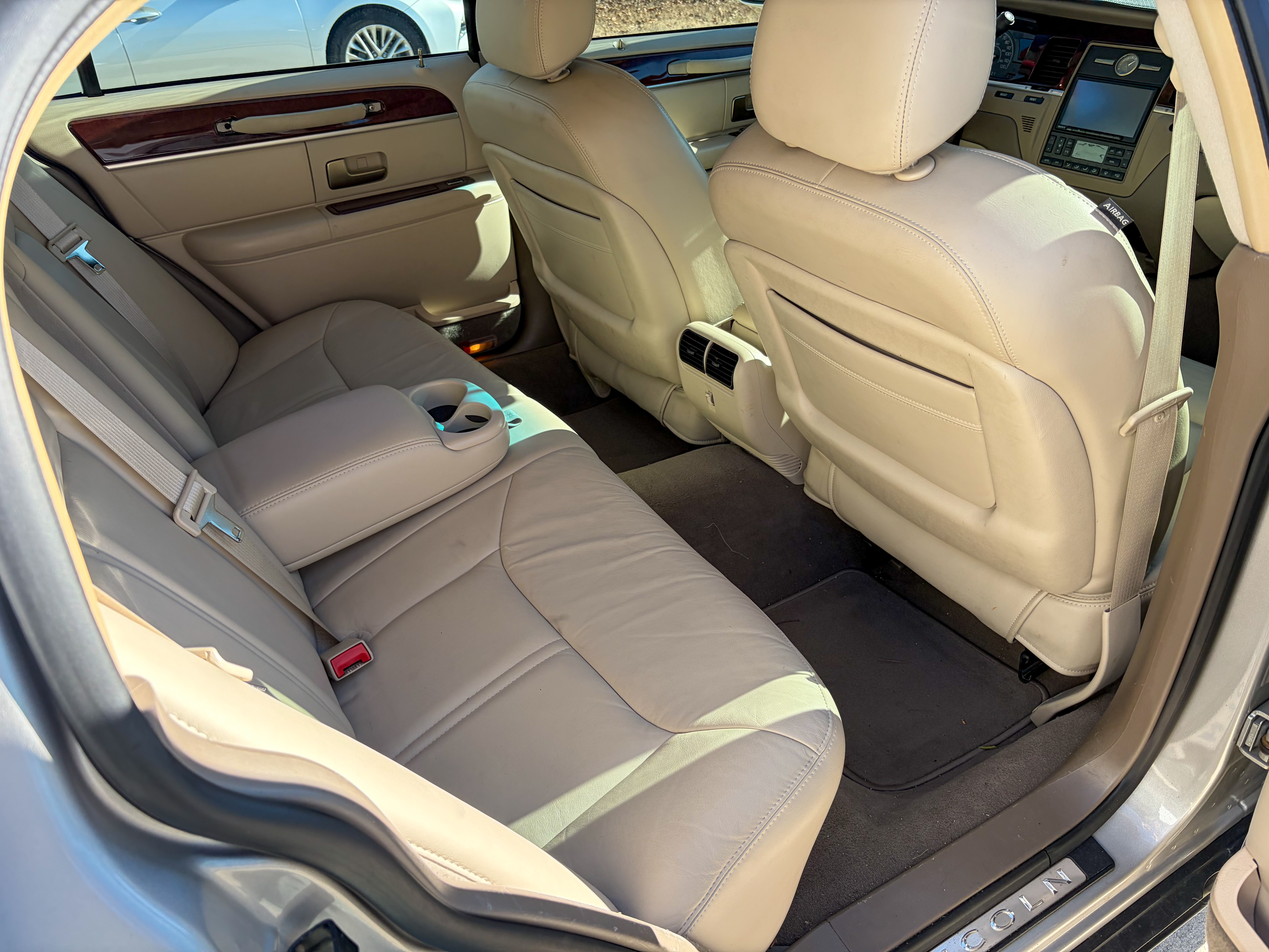 Used 2005 Lincoln Town Car Signature Limited RWD image 28