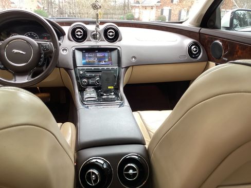 Used 2016 Jaguar XJ R-Sport image 12