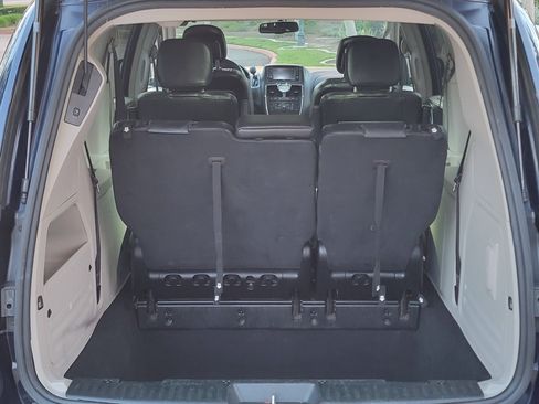 Used 2015 Chrysler Town & Country Touring image 30