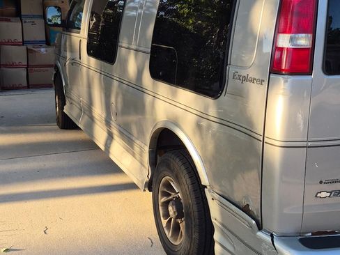 Used 2005 Chevrolet Express 2500 Extended w/ Preferred Equipment Group RWD image 6