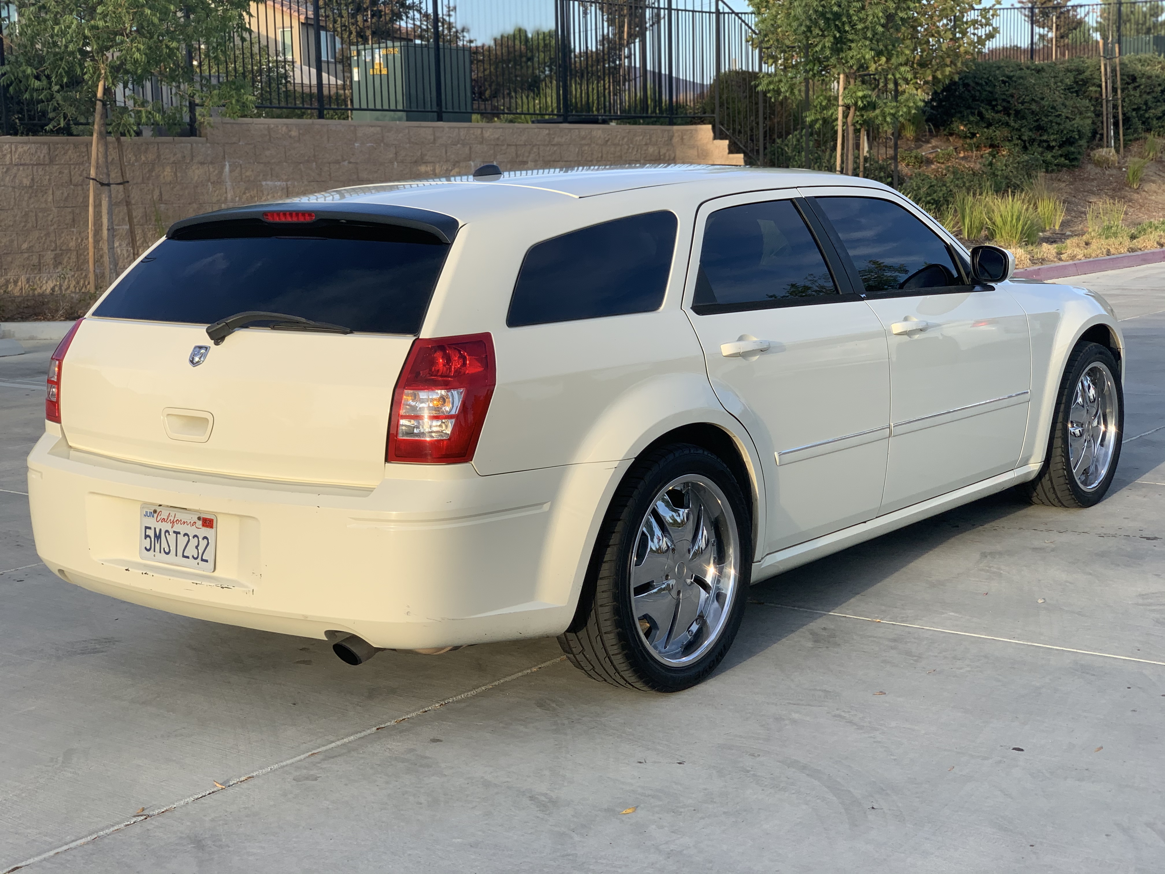 Used 2005 Dodge Magnum SE RWD image 9