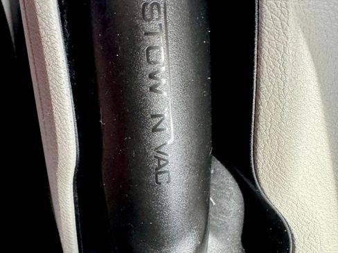 Used 2018 Chrysler Pacifica Limited w/ Tire & Wheel Group FWD image 27