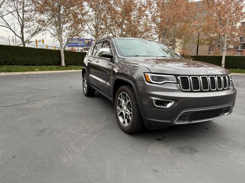 Used 2019 Jeep Grand Cherokee Limited w/ Luxury Group II image 2