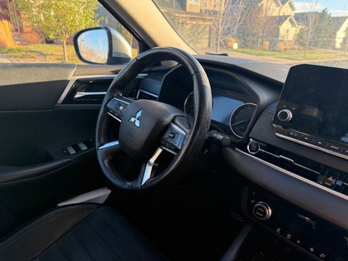 Used 2022 Mitsubishi Outlander SE image 2