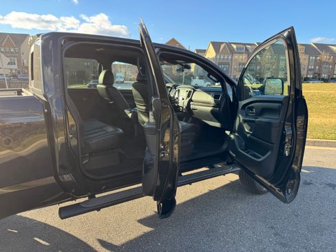 Used 2019 Nissan Titan SL w/ Midnight Edition image 11