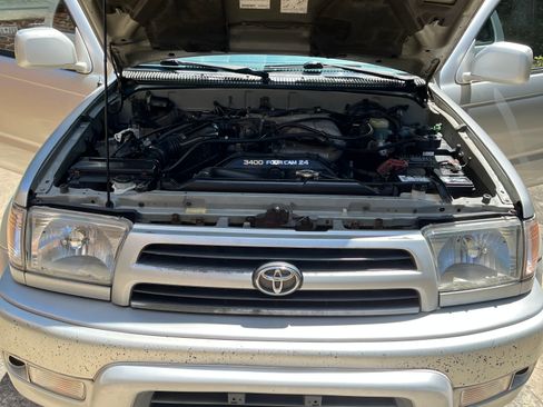 Used 2000 Toyota 4Runner SR5 RWD image 16